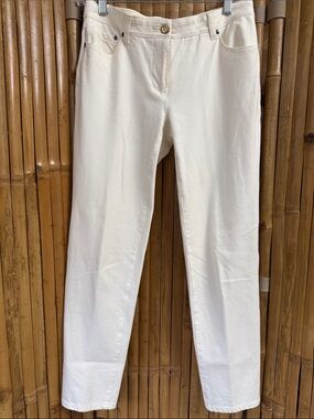 Chico's Off-White Straight-Leg Jeans 
Size 0/ US 4